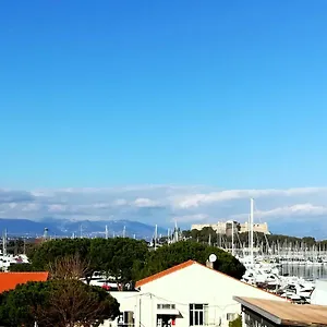 2p Dans Le Vieil Avec Balcon Sur La Marina Antibes